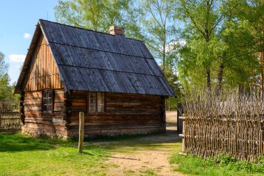 Wdzydze Kiszewskie, Polonya - 15 Mayıs 2022: Wdzydze Kiszewskie 'deki Kashubian Ethnographic Park' taki ahşap kulübe