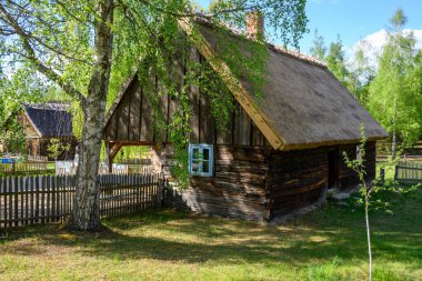 Wdzydze Kiszewskie, Polonya - 15 Mayıs 2022: Wdzydze Kiszewskie 'deki Kashubian Ethnographic Park' taki kulübe