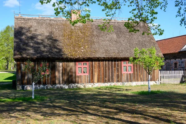 Wdzydze Kiszewskie Polen Mai 2022 Reetgedeckte Hütte Kaschubischen Ethnographischen Park — Stockfoto