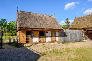 Wdzydze Kiszewskie, Polonya - 15 Mayıs 2022: Wdzydze Kiszewskie 'deki Kashubian Ethnographic Park' taki tavuk evi