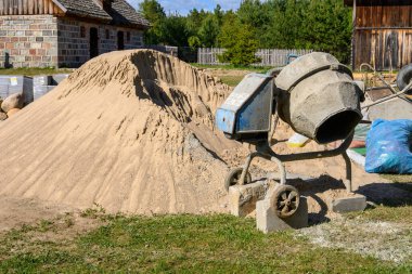 Beton karıştırıcı. İnşaat alanı çimento karıştırıcı makinesi, araçlar ve kum