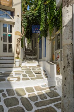 Ios, Yunanistan - 20 Eylül 2020: Ios Adası 'nın başkenti Chora' da bir sokak. Geleneksel Kiklad mimarisi. Yunanistan