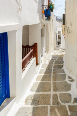Ios Adası 'nın başkenti Chora' da bir sokak. Geleneksel Kiklad mimarisi. Yunanistan