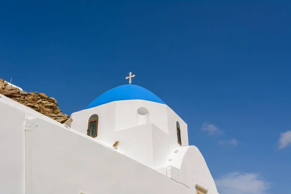 Tipica Chiesa Greca Imbiancata Calce Con Cupola Blu Isola Ios — Foto Stock