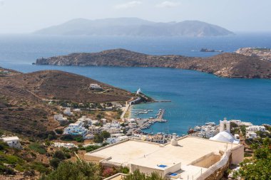 Ios 'un güzel körfezi. Ios Adası, Ege Denizi 'nde popüler bir turizm merkezidir. Cyclades Adaları, Yunanistan