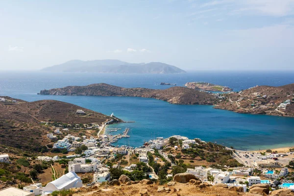 Ios 'un güzel körfezi. Ios Adası, Ege Denizi 'nde popüler bir turizm merkezidir. Cyclades Adaları, Yunanistan