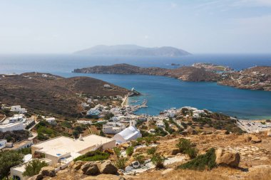 Ios 'un güzel körfezi. Ios Adası, Ege Denizi 'nde popüler bir turizm merkezidir. Cyclades Adaları, Yunanistan