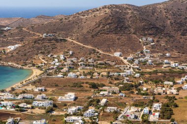 Ios 'un Chora kasabası. Ios Adası, Ege Denizi 'nde popüler bir turizm merkezidir. Cyclades Adaları, Yunanistan