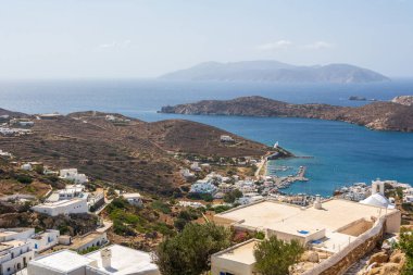 Ios 'un güzel körfezi. Ios Adası, Ege Denizi 'nde popüler bir turizm merkezidir. Cyclades Adaları, Yunanistan