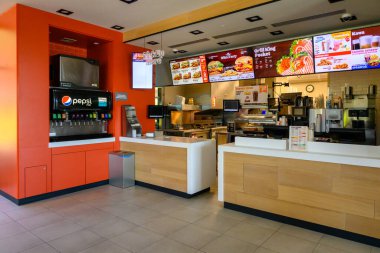 Otloczyn, Polonya - 3 Haziran 2022: Polonya otoyolunun yakınındaki Burger King restoranı. Burger King küresel bir hamburger fast food restoranı zinciri..