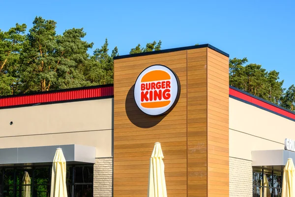 Otloczyn Polonia Junio 2022 Burger King Restaurante Exterior Cerca Autopista — Foto de Stock