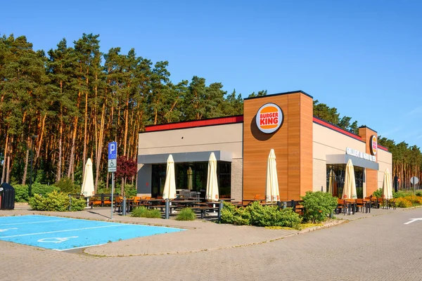 Otloczyn Polonia Junio 2022 Burger King Restaurante Exterior Cerca Autopista — Foto de Stock