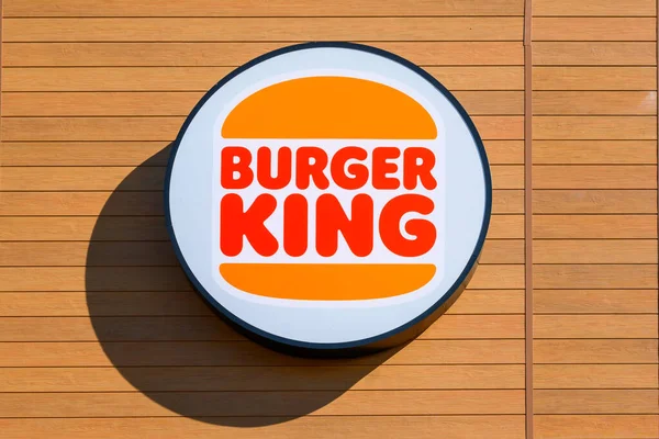 Otloczyn, Polonya - 3 Haziran 2022: fast food zinciri Burger King 'in logosu.