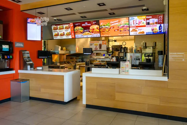 Otloczyn, Polonya - 3 Haziran 2022: Polonya otoyolunun yakınındaki Burger King restoranı. Burger King küresel bir hamburger fast food restoranı zinciri..