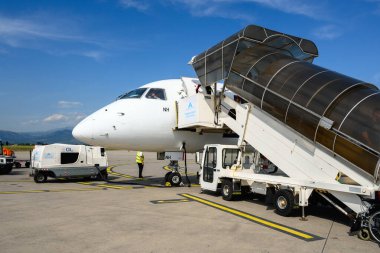 Podgorica, Karadağ - 3 Haziran 2022: Polonya havayolları LOT yolcu uçağı Karadağ 'ın Podgorica kentindeki havaalanında