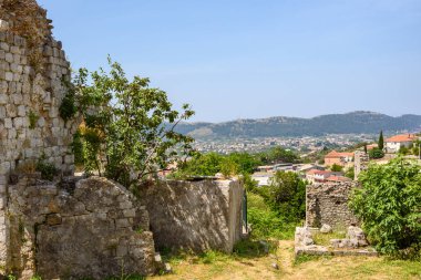 Stari Bar, Karadağ - 5 Haziran 2022: Yeni Bar kenti yakınlarındaki Stari Bar kasabasındaki tarihi kalenin kalıntıları. Karadağ ve Avrupa