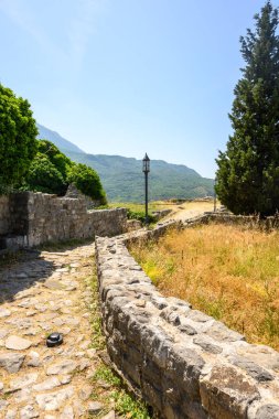 Stari Bar, Karadağ - 5 Haziran 2022: Yeni Bar kenti yakınlarındaki Stari Bar kasabasındaki tarihi kale yolu. Karadağ ve Avrupa