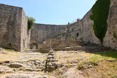 Stari Bar, Karadağ - 5 Haziran 2022: Yeni Bar kenti yakınlarındaki Stari Bar kasabasındaki tarihi kalenin kalıntıları. Karadağ ve Avrupa