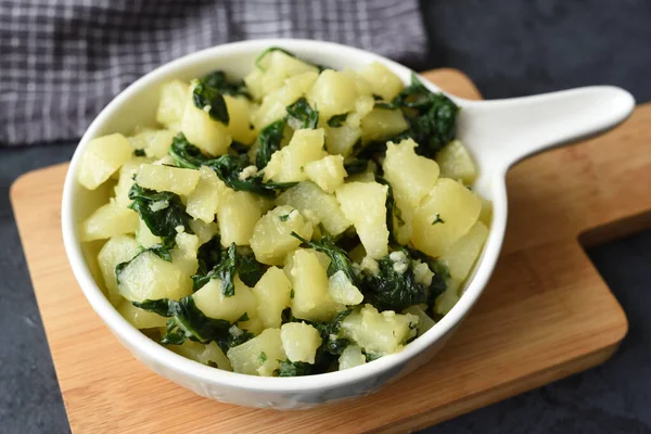 Boiled Potatoes Spinach Garlic Olive Oil — Stock fotografie