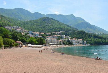 Sveti Stefan, Karadağ - 6 Haziran 2022: Kristal turkuaz su ve küçük çakıl taşlarıyla Sveti Stefan plajı