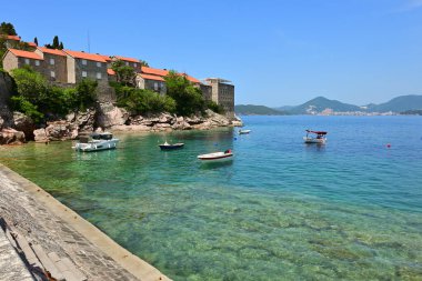 Sveti Stefan sahilinde kristal berrak suyla dolu bir koy. Karadağ