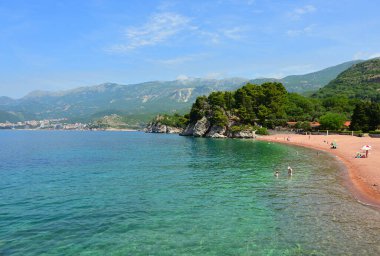 Sveti Stefan, Karadağ - 6 Haziran 2022: Turkuaz sulu Sveti Stefan plajı. Avrupa