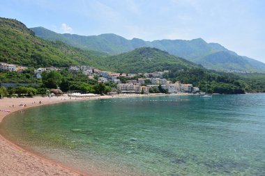 Sveti Stefan, Karadağ - 6 Haziran 2022: Kristal turkuaz su ve küçük çakıl taşlarıyla Sveti Stefan plajı