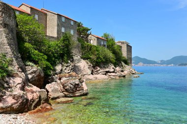 Sveti Stefan adasında lüks bir otelin duvarları. Karadağ