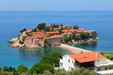 Sveti Stefan, Karadağ. Adadaki eski tarihi bir kasaba ve lüks bir tatil köyü. Karadağ ve Avrupa