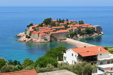 Sveti Stefan, Karadağ. Adadaki eski tarihi bir kasaba ve lüks bir tatil köyü. Karadağ ve Avrupa