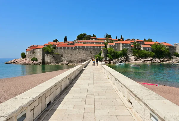Sveti Stefan, Karadağ - 6 Haziran 2022: Sveti Stefan adasında lüks bir otele giden köprü. Karadağ