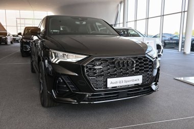 Gdansk, Polonya - 27 Ağustos 2022: Audi Q3 Sportback 'in yeni modeli Gdansk galerisinde sunuldu
