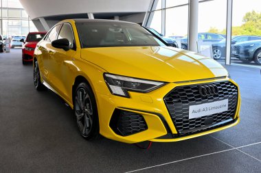 Gdansk, Polonya - 27 Ağustos 2022: Audi A3 Limuzin 'in yeni modeli Gdansk galerisinde sunuldu