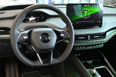 Gdansk, Polonya - 27 Ağustos 2022: Gdansk otomobil galerisinde sunulan Skoda Enyaq iV elektrikli SUV 'nin yeni modeli