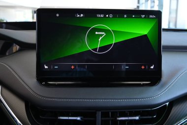 Gdansk, Polonya - 27 Ağustos 2022: Skoda Enyaq iV elektrikli SUV 'nin yeni modelinin seyir paneli Gdansk' ın araba galerisinde sunuldu