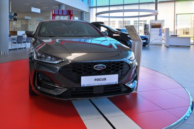 Gdansk, Polonya - 27 Ağustos 2022: Ford Focus 'un yeni modeli Gdansk galerisinde sunuldu