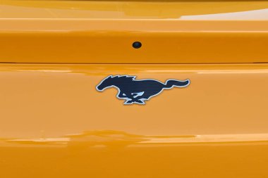 Gdansk, Polonya - 27 Ağustos 2022: Yeni model Ford Mustang Mach-E Mustang logosu Gdansk 'ın araba galerisinde sunuldu