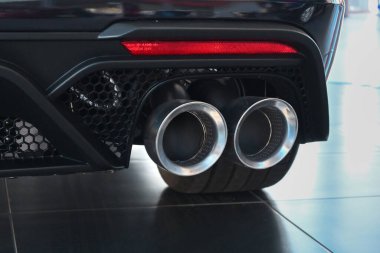 Gdansk, Polonya - 27 Ağustos 2022: Yeni Ford Mustang egzoz boruları Gdansk 'ın araba galerisinde sunuldu