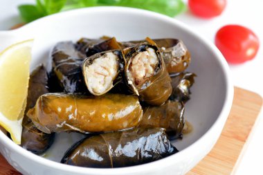 Üzüm yaprağı limon ile servis pirinç ile doldurulur. Geleneksel Yunan yemekleri