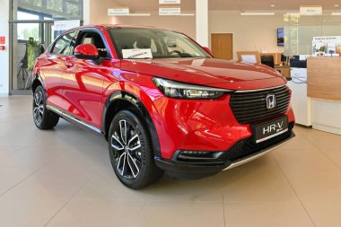 Gdansk, Polonya - 3 Eylül 2022: Honda HR-V 'nin yeni modeli Gdansk' ın araba galerisinde sunuldu
