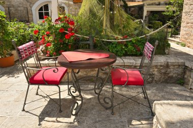 Budva, Karadağ - 6 Haziran 2022: Budva Eski Kasabası 'ndaki restoran. Budva kenti Karadağ 'da ünlü bir turizm beldesi