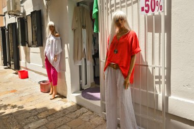 Budva, Karadağ - 6 Haziran 2022: Budva Eski Kentinde giyim mağazası. Budva kenti Karadağ 'da ünlü bir turizm beldesi