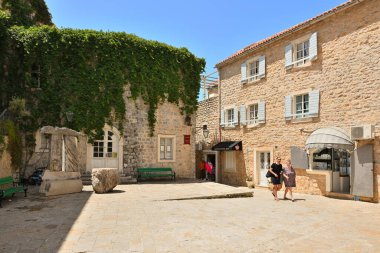 Budva, Karadağ - 6 Haziran 2022: Budva Eski Kenti 'ndeki şairler meydanı. Budva, Karadağ 'da ünlü bir turizm beldesi