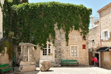 Budva, Karadağ - 6 Haziran 2022: Budva Eski Kenti 'ndeki şairler meydanı. Budva, Karadağ 'da ünlü bir turizm beldesi