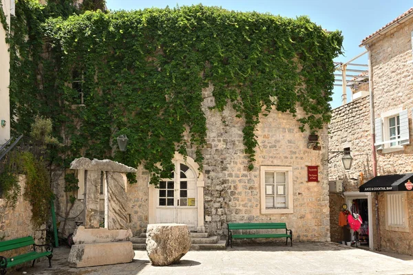 Budva, Karadağ - 6 Haziran 2022: Budva Eski Kenti 'ndeki şairler meydanı. Budva, Karadağ 'da ünlü bir turizm beldesi