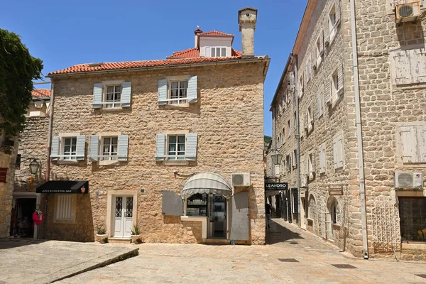 Budva, Karadağ - 6 Haziran 2022: Budva Eski Kenti, Karadağ 'ın ünlü turizm beldesi