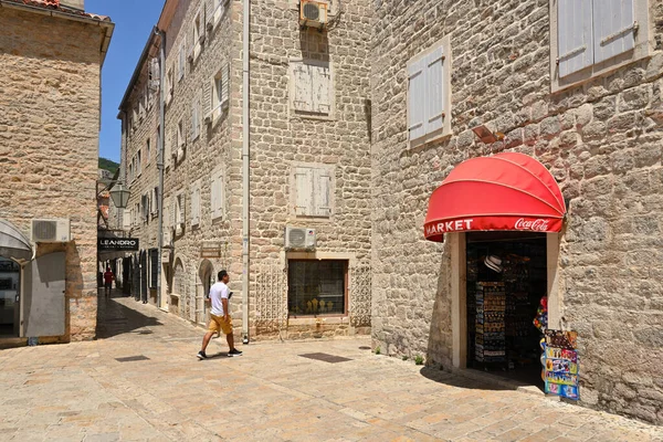 Budva, Karadağ - 6 Haziran 2022: Budva Eski Kenti, Karadağ 'ın ünlü turizm beldesi