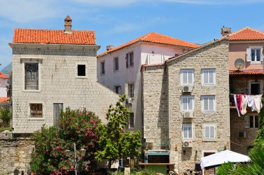 Eski Budva Kasabası 'nda geleneksel Karadağ mimarisi. Karadağ