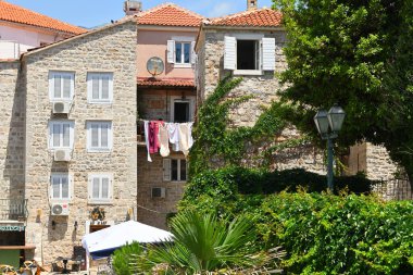 Budva, Karadağ - 6 Haziran 2022: Eski Budva Kasabası 'nda geleneksel Karadağ mimarisi. Karadağ