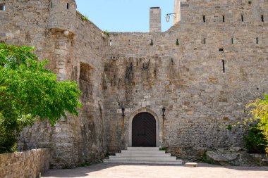Budva Kalesi, Adriyatik kıyısındaki Budva şehrindeki antik bir kale. Karadağ
